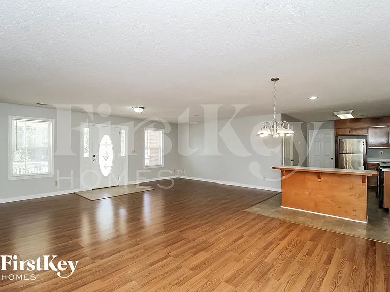 420 Castlewood Rd — Photo 3