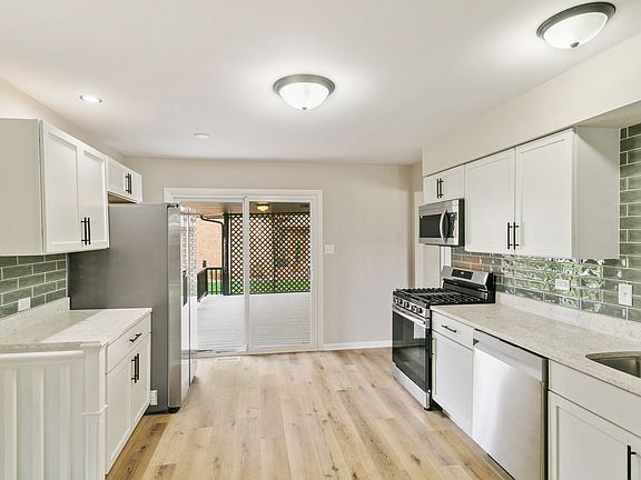 4th image of 17643 Oakwood Ave