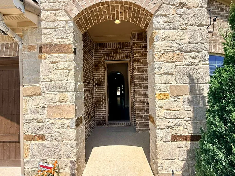 6704 Castillo St — Photo 2