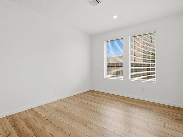 6407 Amberwood Dr — Photo 4