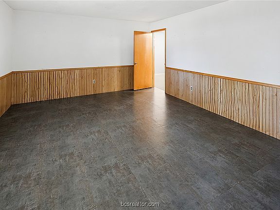 5th image of 302 Glade St