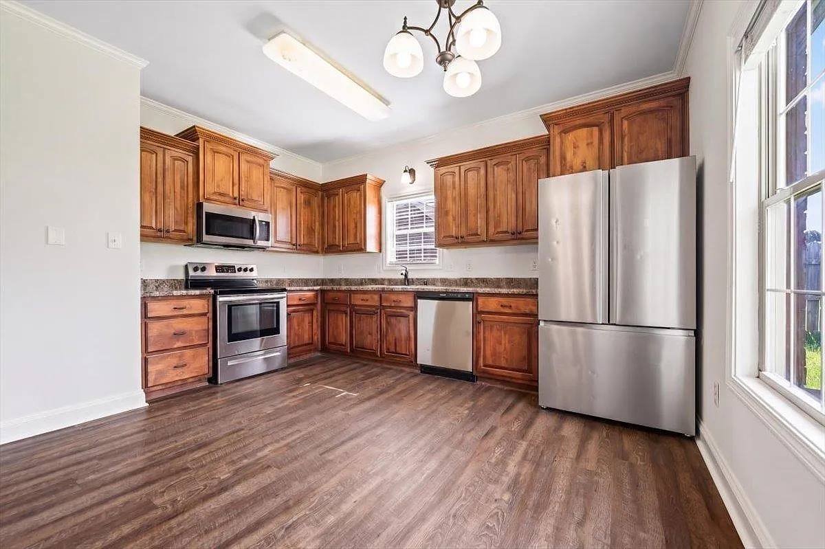 3 bed, 2.0 bath, 1289 sqft, $1,500 — Photo 2