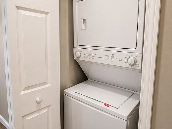 5th image of 2000 W Roscoe St #2F