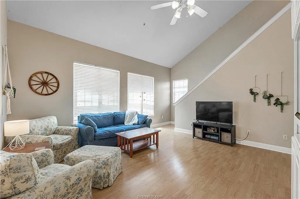 3 bed, 3.0 bath, 1600 sqft, $2,100 — Photo 3