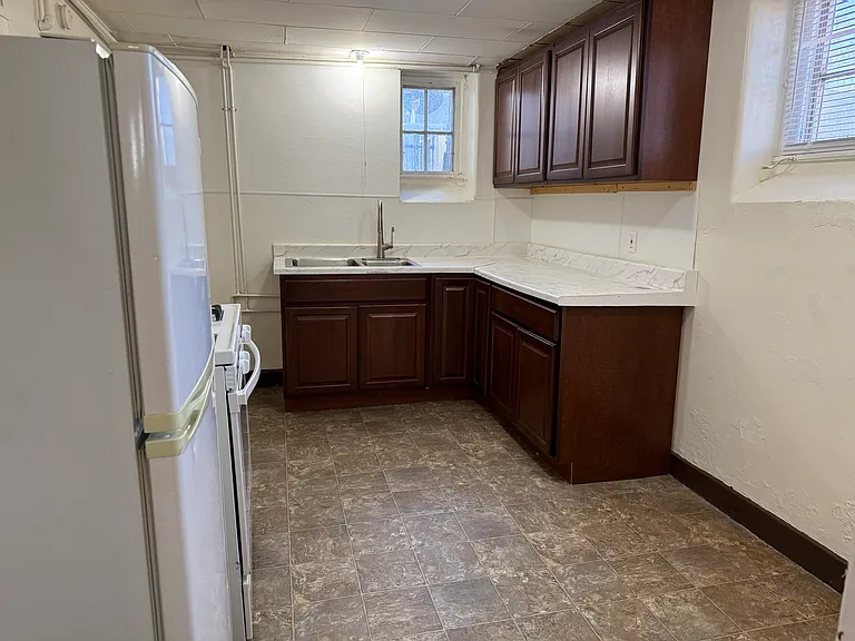 231 W 4th St #4 — Photo 12