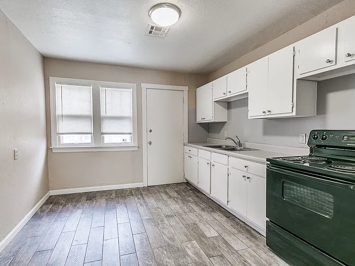 3 bed, 1.0 bath, 960 sqft, $1,250 — Photo 4