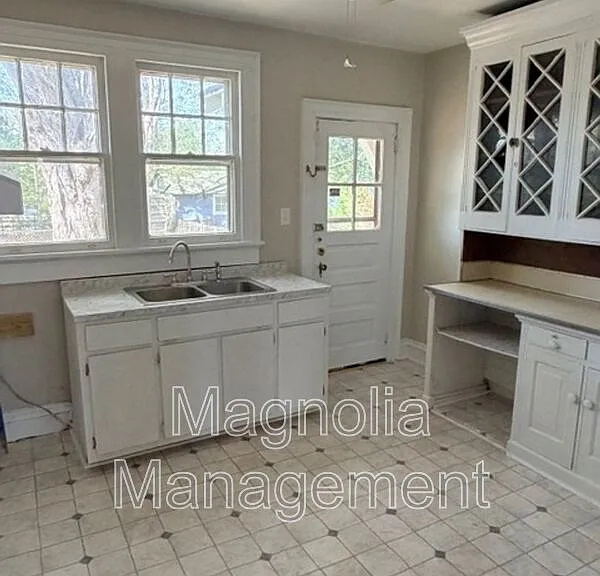 503 Young St — Photo 7