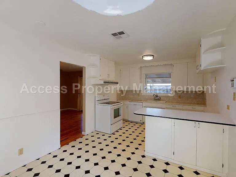 1002 Phelps Ave — Photo 2