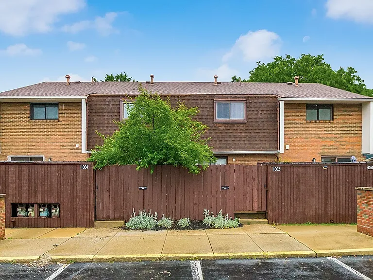 1884 Willoway Cir S — Photo 16