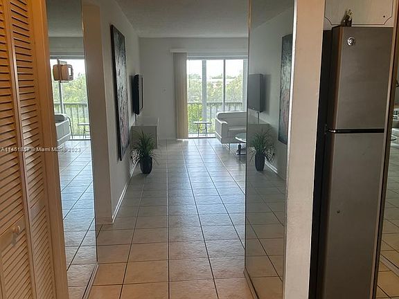4th image of 950 Hillcrest Dr APT 401