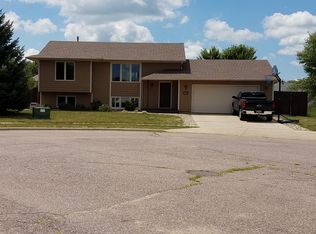 5709 S Jordan Cir, Sioux Falls, SD 57106