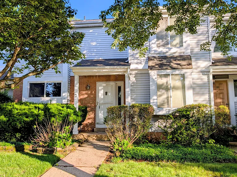 37 Whitehall Ct — Photo 1