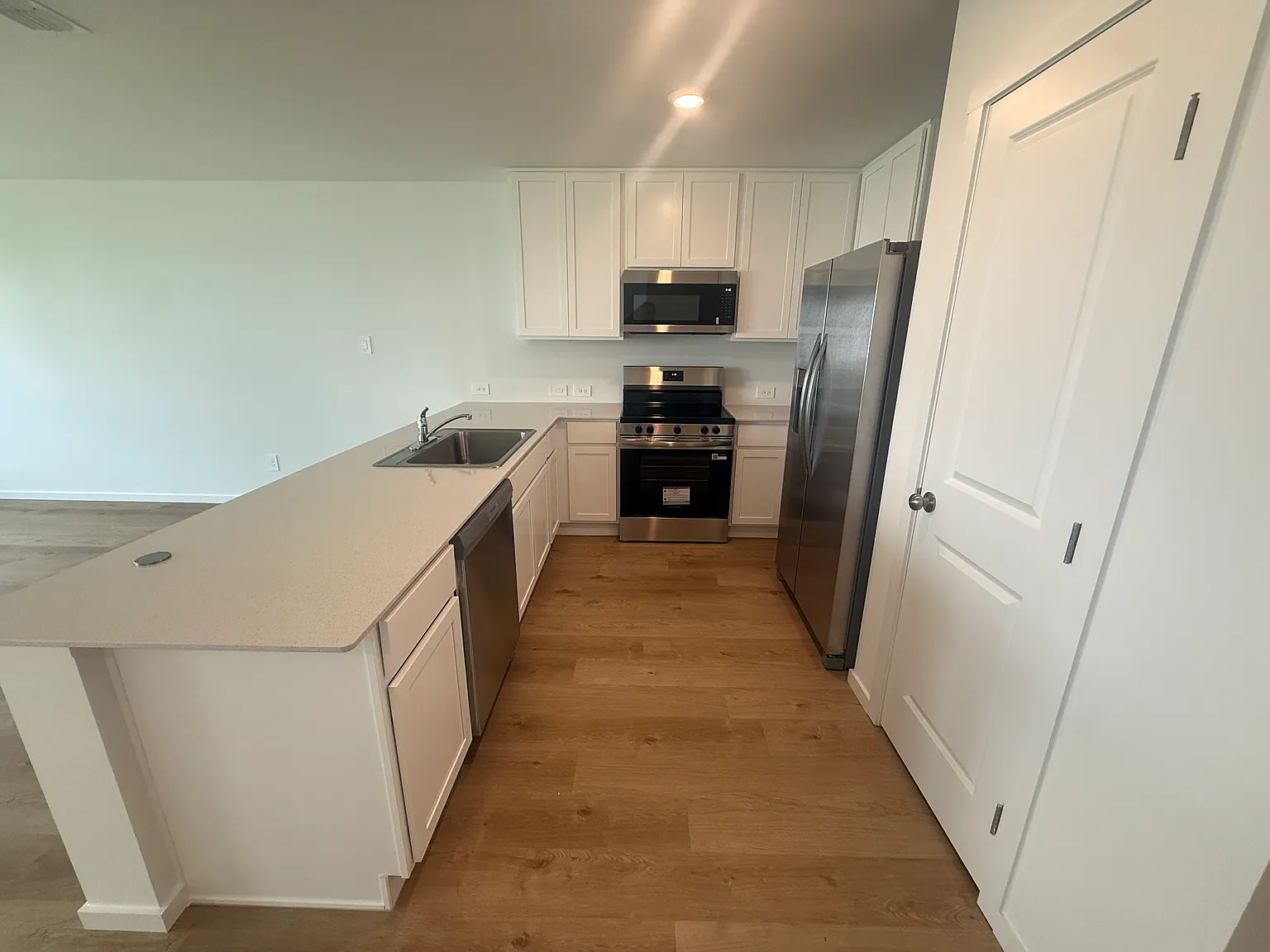 3 bed, 1389 sqft, $1,900 — Photo 2