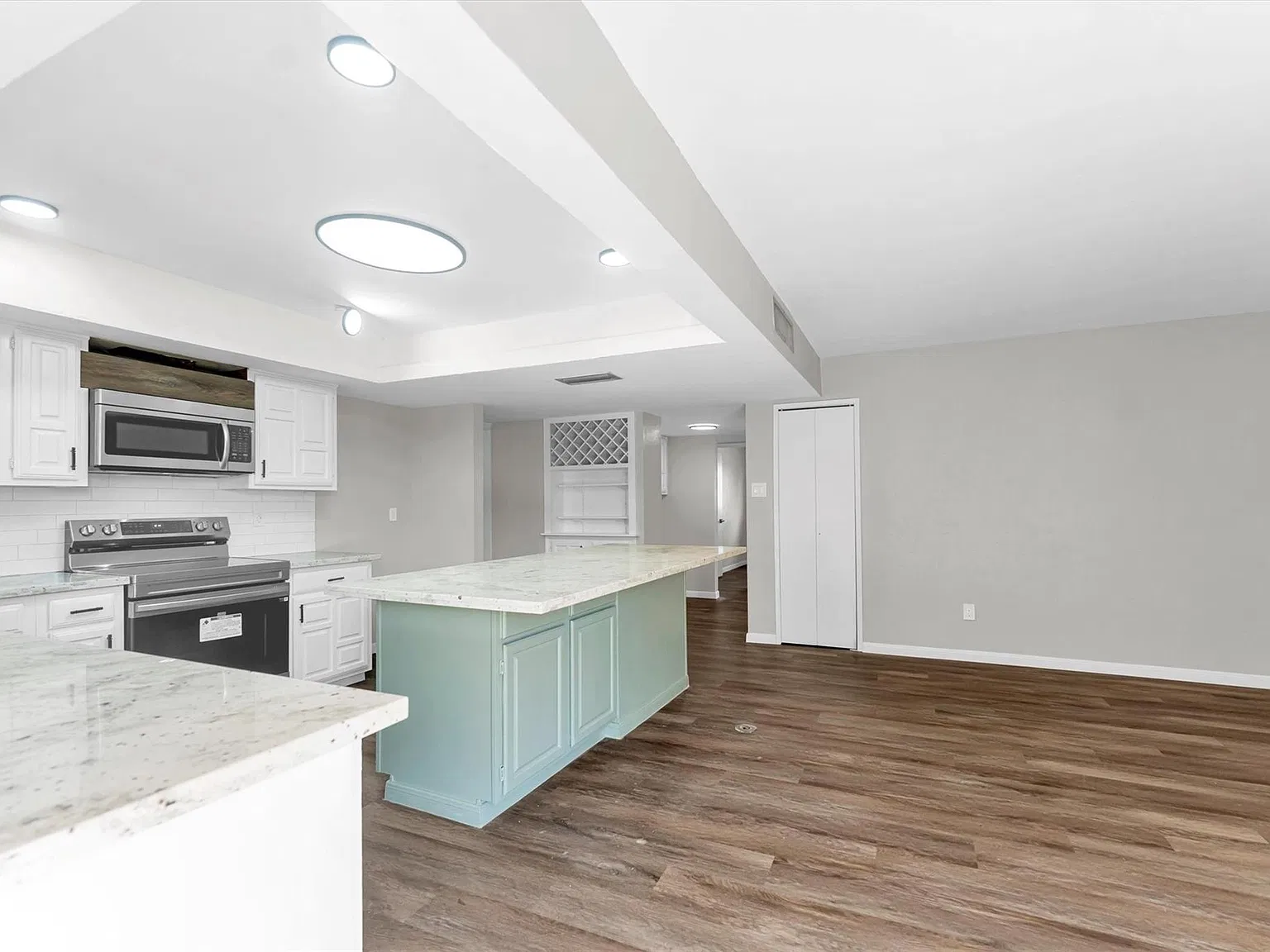 3 bed, 2.0 bath, 1804 sqft, $1,900 — Photo 4