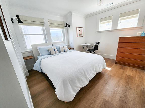 Front queen bedroom from hall doorway