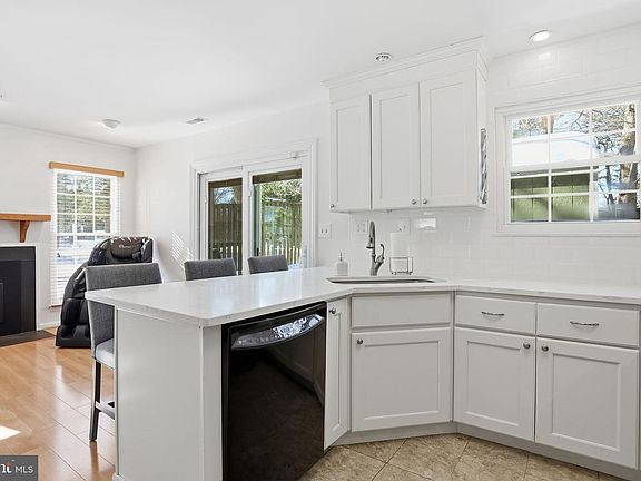 4th image of 954 Breakwater Dr