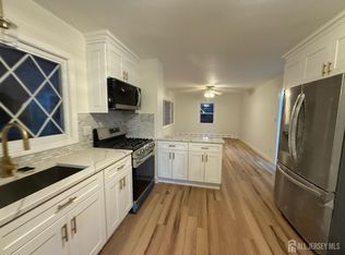 126 Lakeside Dr N, Piscataway, NJ 08854