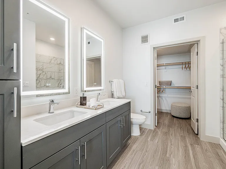 Del Via Apartments — Photo 14