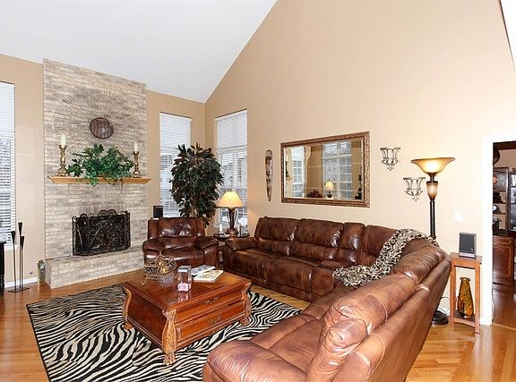 4th image of 1433 Eastgate Ln