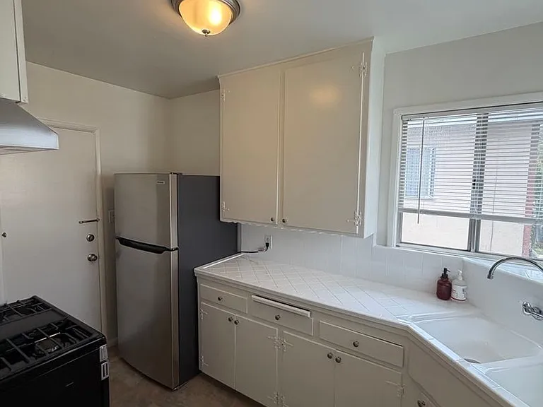 Christine-Bldg#1 — Photo 16