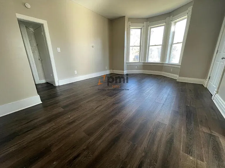 424 E 10th St #1 — Photo 3