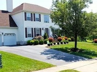 2 Crossing Dr, Flanders, NJ 07836