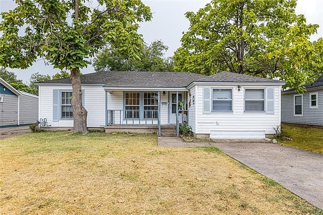 1st image of 828 Lilac Dr