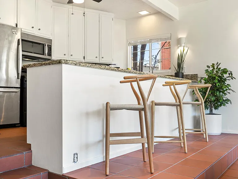 7038 Pacific View Dr — Photo 12