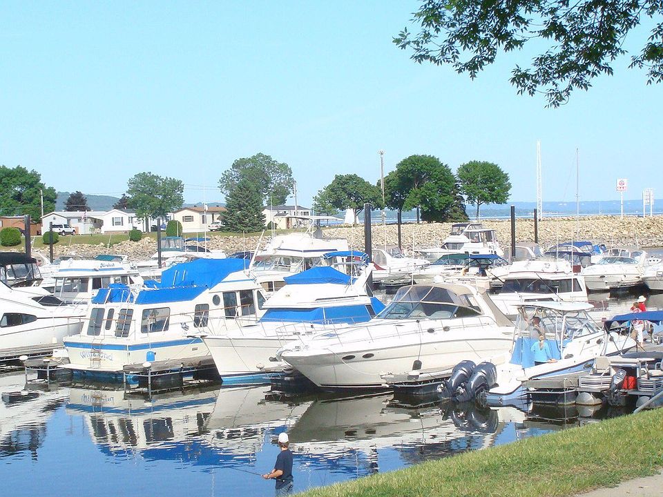 Lake Pepin. 1 1/2 hour from Twin Cities!