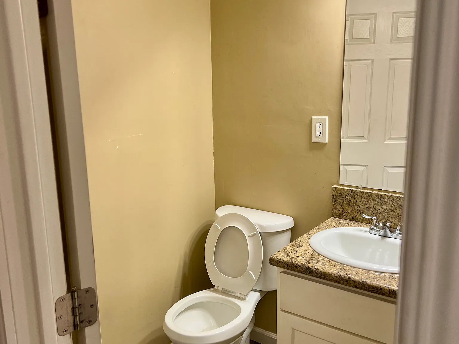 3 bed, 1069 sqft, $2,200 — Photo 2