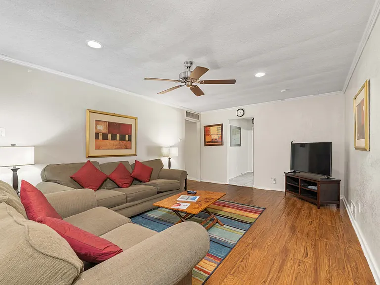 2719 Sharpview Ln — Photo 2