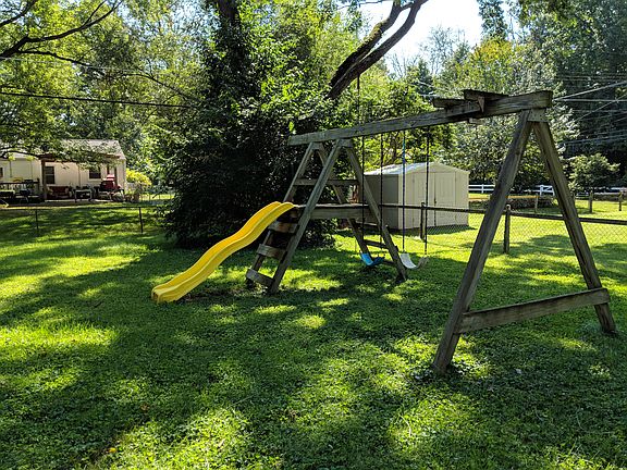 4th image of 2715 Canterbury Ln