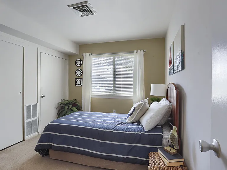 Twin Lakes Apartments — Photo 28