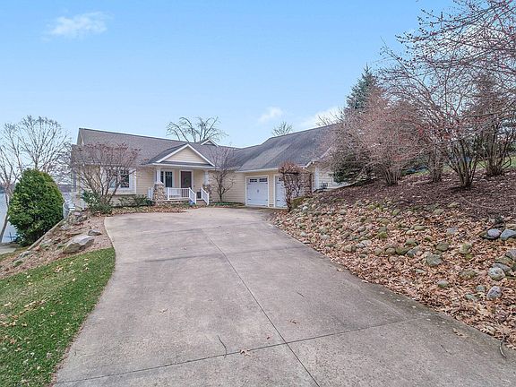 3rd image of 62175 Pheasant Pointe Dr