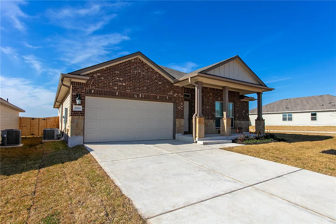 4 bed, 1725 sqft, $2,300 — Photo 2