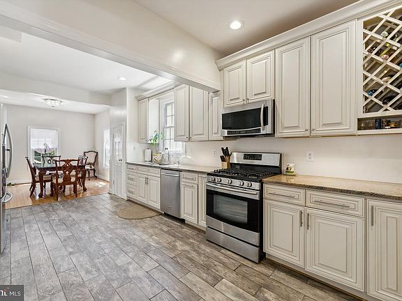 5th image of 2034 S Shirlington Rd