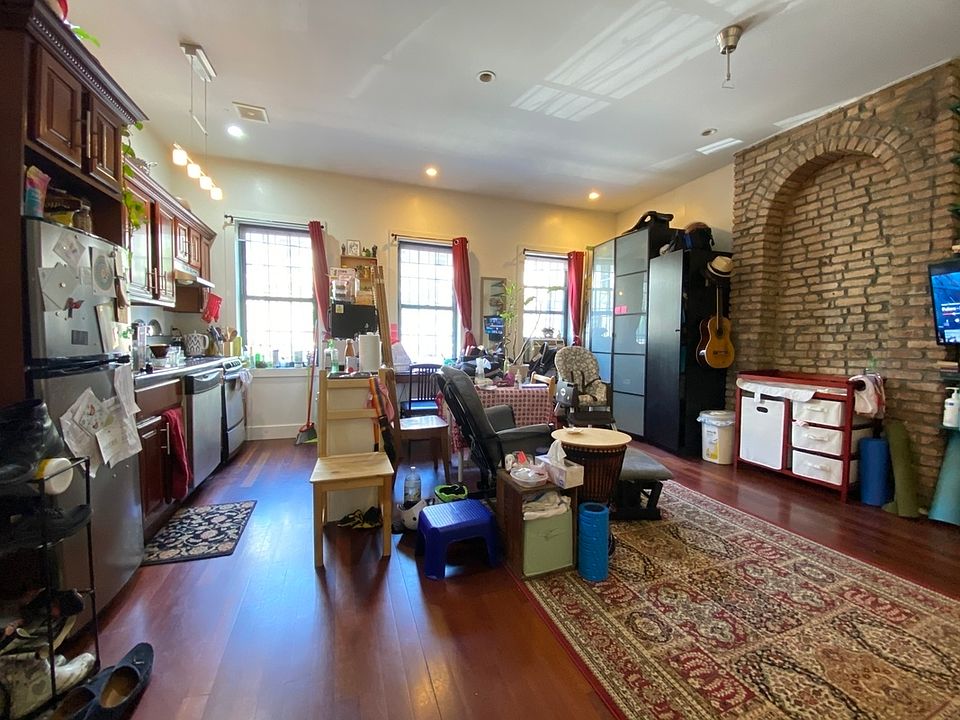 1st image of 184 Jefferson St APT 1L