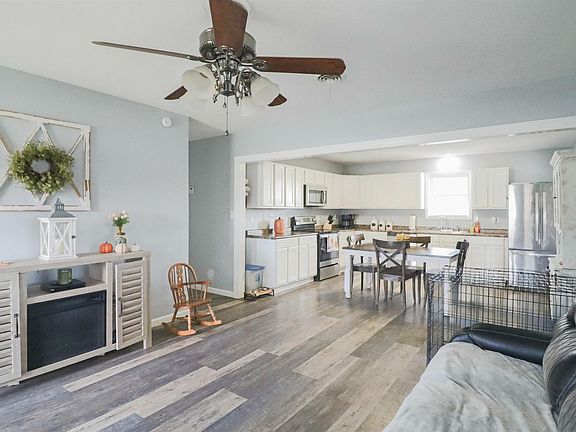 5th image of 209 Davis St