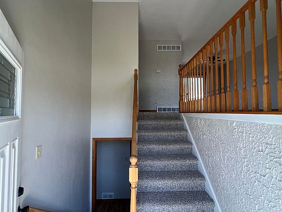 2nd image of 822 E 9th St