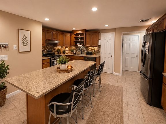 3rd image of 16 Mohawk Dr