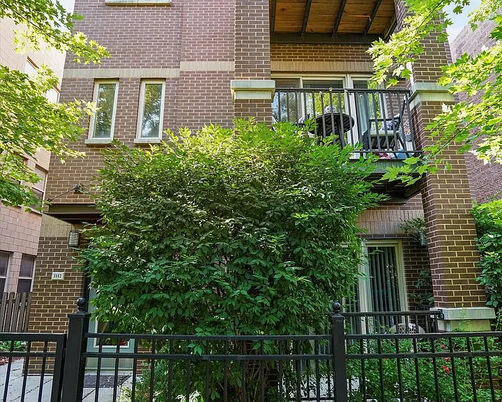 1112 W Washburne Ave #301 — Photo 1