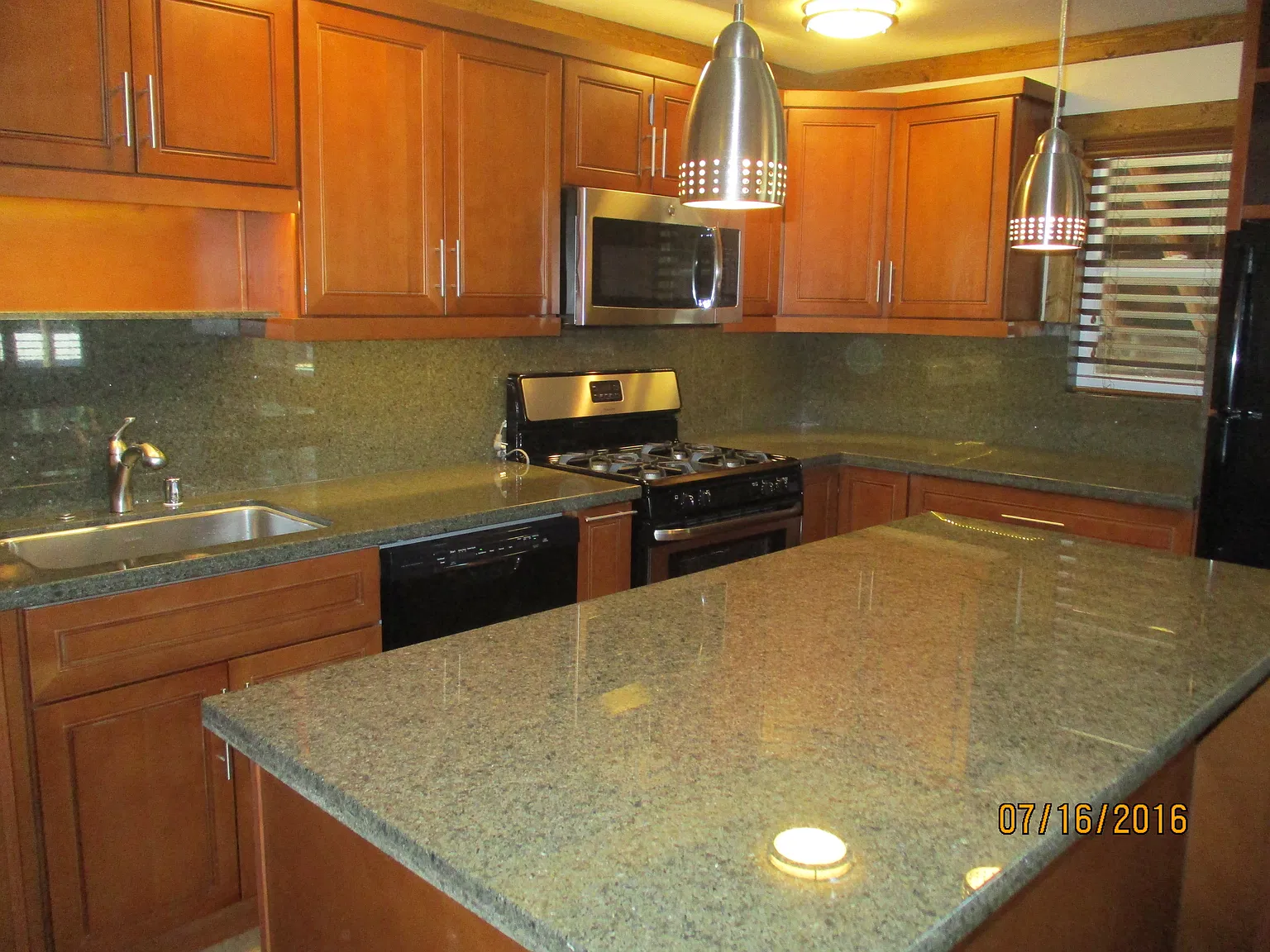 2 bed, 750 sqft, $2,125 — Photo 2