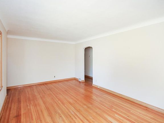 5th image of 2136 Cottage Ave E