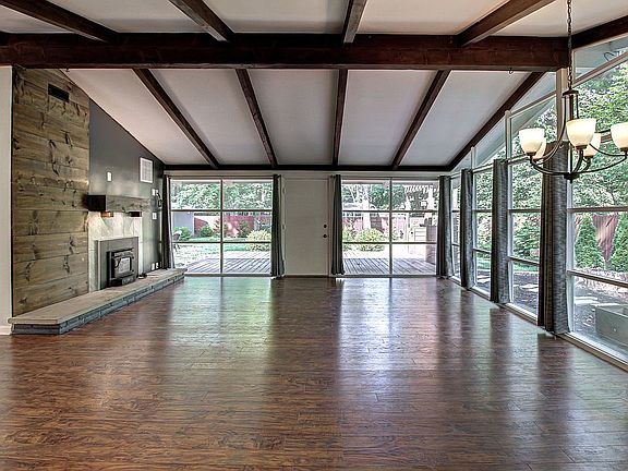 4th image of 2450 Beechwood Dr