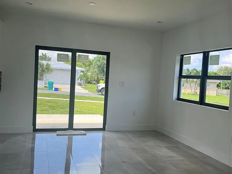 2877 SE 1st Ct — Photo 4