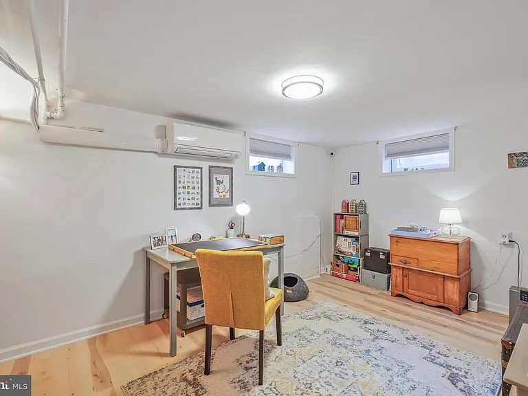 2422 S Oakland St — Photo 8