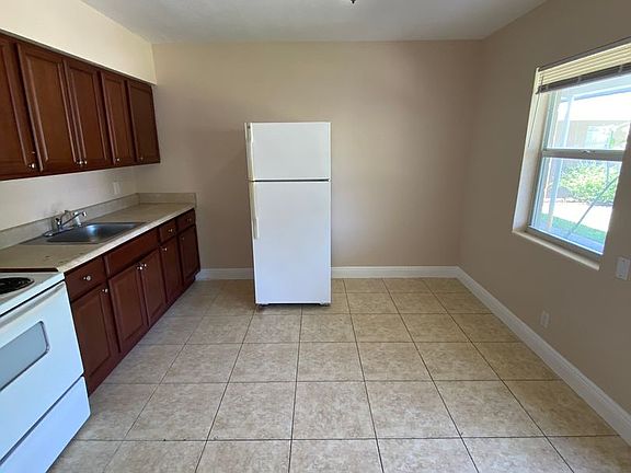 2nd image of 4820 Maine St APT 1