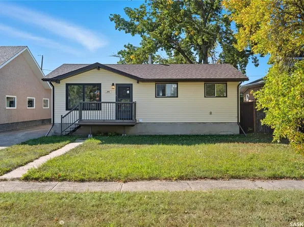 244 5th AVENUE E, Gravelbourg, SK S0H 1X0