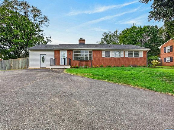5th image of 2219 Greenbrier Dr
