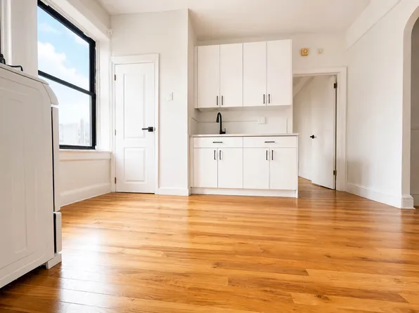 656 Metropolitan Avenue image 1 of 10